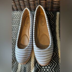 Abella True Comfort Striped Pointed Toe Flats Size 7.5